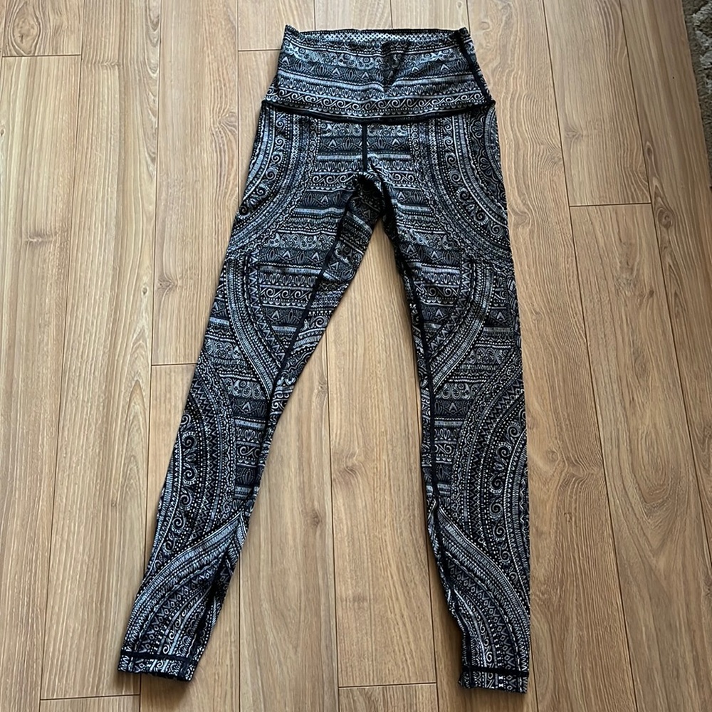 wunder under 28 in leggings size 6 lululemon athletica black print EUC luxtreme